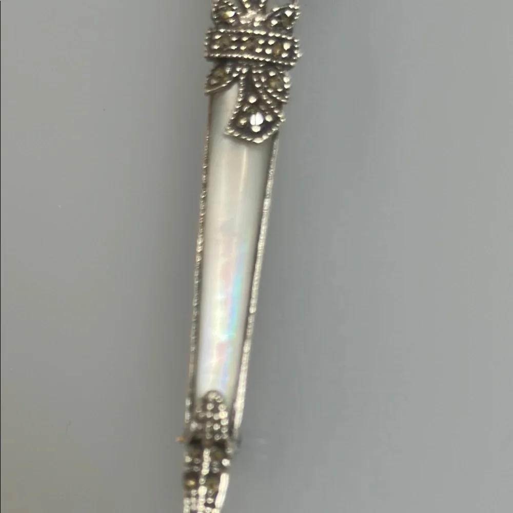 Elegant Silver Brooch with Intricate Design